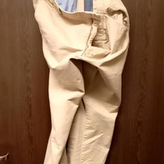Spodnie Beige chino pants, zgłoszono przez Mövenpick Hotel Amsterdam City Centre przy użyciu iLost