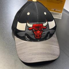 Pet Adidas Rode Stier, zoals gemeld door Pathé Amsterdam Noord met iLost