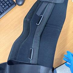 Beenbrace zwart met groene strepen, as reported by VITAZ campus Sint-Niklaas using iLost