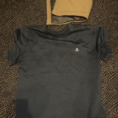 Košeľu en capuchon, ako bolo nahlásené Van der Valk Hotel Utrecht pomocou iLost