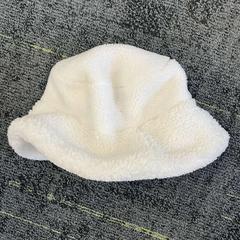 Beanie Teddy, wit, as reported by Connexxion Noord Holland Noord Alkmaar using iLost