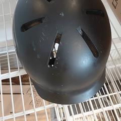 خوذة Noir plastique، كما تم الإبلاغ عنه بواسطة IKEA Paris - Rivoli عبر iLost