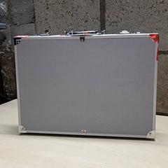 スーツケース がiLostで Arriva Oost-Brabant によって報告されました