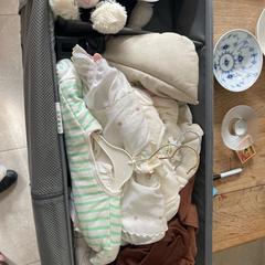 Opbergdoos (stof) met kinderkleren en knuffels, segons s'ha informat a iLost