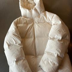 İLost kullanarak Hotel V Frederiksplein tarafından bildirildiği gibi Jacket  white, blue  & Leggings