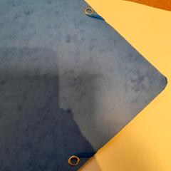Porte-document bleu, jak nahlášeno TCL pomocí iLost