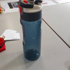 زجاجة الشرب، كما تم الإبلاغ عنه بواسطة Centraal magazijn عبر iLost