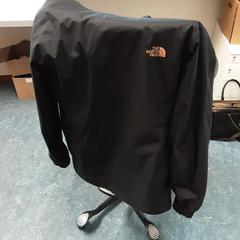 Regenjas the north face, gisa salatu by Vrije Universiteit Brussel (VUB) iLost erabiliz