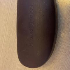 Etui à lunettes avec lunettes marron, segons ha informat ilévia mitjançant iLost