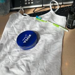 Topje, creme, tandenborstel, rapporterat av Haven Hotel Rotterdam med iLost