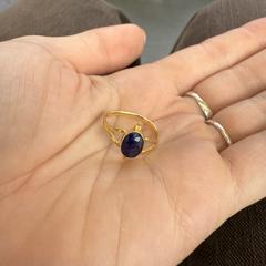 Gouden ring met blauw steentje, iLost-i jakinarazi zaion moduan