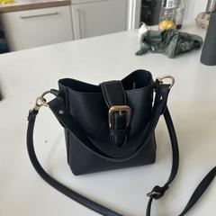 Zwarte tas met portemonnee en make-up a été signalé sur iLost