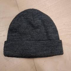 Beanie gris, zgłoszono przez IKEA Lyon Grand Parilly przy użyciu iLost
