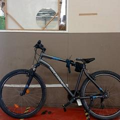 Kolo Rockrider-ST-100 Donkergrijs/blauw/wit, jak nahlášeno Fietsdepot Hasselt pomocí iLost