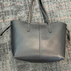 Väska Zwart, rapporterat av Connexxion Amstelland-Meerlanden Schiphol Noord med iLost