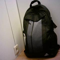 Mochila Crivit - zwart met witte stippen voorkant, segundo informou Bobbejaanland usando iLost