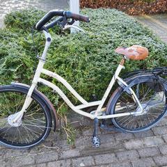 Witte damesfiets, gerapporteerd met iLost