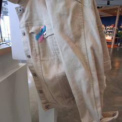 Jaqueta veste beige jean, segons ha informat IKEA Dijon mitjançant iLost