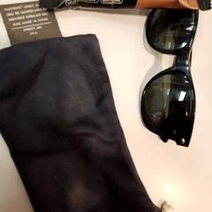 Ulleres de sol, segons ha informat Qbuzz DMG mitjançant iLost