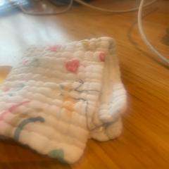 Tecido para bebés white, como reportado por Amsterdam ID Aparthotel utilizando o iLost