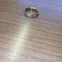 Ring Goud met wit tinten aan de buitenz, zoals gemeld door Pathé Spuimarkt met iLost