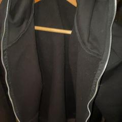 Camisola com capuz black, como reportado por Club Nyx/Exit Café utilizando o iLost