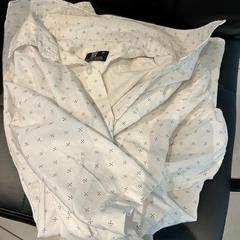 Shirt  blanche, iLost를 사용하여 MEININGER Hotel Lyon Centre Berthelot에 보고됨