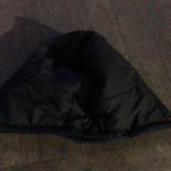 قبعة صغيرة Capuchon jas zwart، كما تم الإبلاغ عنه بواسطة De Heeren van Aemstel عبر iLost