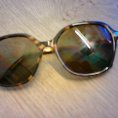 Sonnenbrille, gemeldet von Bobbejaanland über iLost