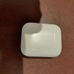 Etui airpods blanc, a été signalé par TCL utilisant iLost