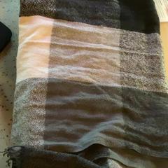 İLost kullanarak MEININGER Hotel Köln West tarafından bildirildiği gibi Atkı Black, white, grey/green