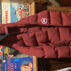 Jas Rood met capouchon, zoals gemeld door Café Leentje met iLost