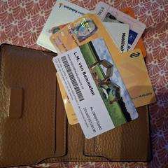 Portemonnee/ Pasjeshouder, amint azt az iLostnak jelentették.