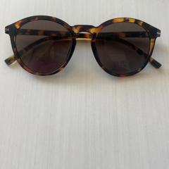 Gafas de sol, segundo informou Madurodam usando iLost