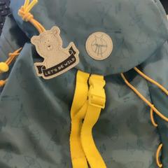 Sac à dos Greenish blue, a été signalé par MEININGER Hotel Berlin Airport utilisant iLost