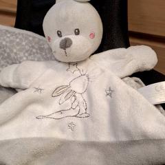 Peluche pulseira Gris, como reportado por IKEA Grenoble utilizando o iLost