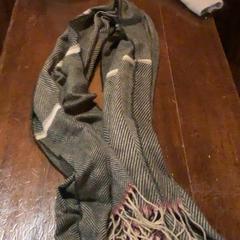 Kendő Zachte sjaal, amint azt Café Leentje az iLost segítségével jelentette.