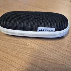 Kasse zwart/wit, soort brillenkoker, som rapportert av Connexxion Zeeland ved bruk av iLost