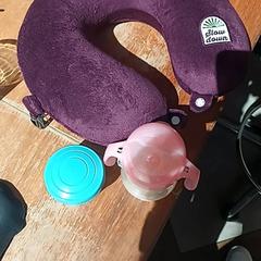 Viacero položiek Travel pillow and baby bottle, ako bolo nahlásené BOAT&CO pomocou iLost