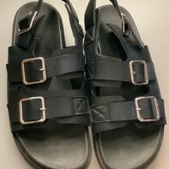 İLost kullanarak MEININGER Hotel Budapest Great Market Hall tarafından bildirildiği gibi Sandalet Black