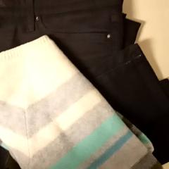 Jeans & Pull Black and collored, a été signalé par Mövenpick Hotel Amsterdam City Centre utilisant iLost