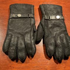 één paar zwarte heren handschoenen, som rapportert til iLost