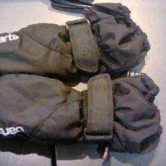 Kesztyű, amint azt SnowWorld Landgraaf az iLost segítségével jelentette.