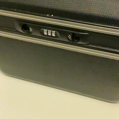 Sac à cosmétiques cosmetic bag, a été signalé par MEININGER Hotel Berlin Airport utilisant iLost