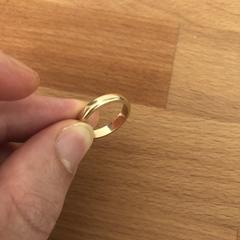 Trouwring met inscriptie GLENN, amint azt az iLostnak jelentették.