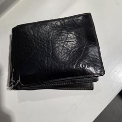 Zwarte portemonnee (Hugo Boss), Bulgaarse man, iLost'a bildirildiği gibi