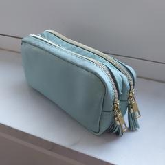 Groen tasje met calculator en tekenspullen, amint azt az iLostnak jelentették.