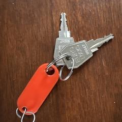 Sleutel met oranje sleutelhanger met code, as reported to iLost