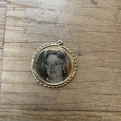 Gouden met hangertje met inscriptie, como reportado ao iLost