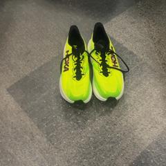 Oinetakoak Sport geel, gisa salatu by Jaarbeurs iLost erabiliz